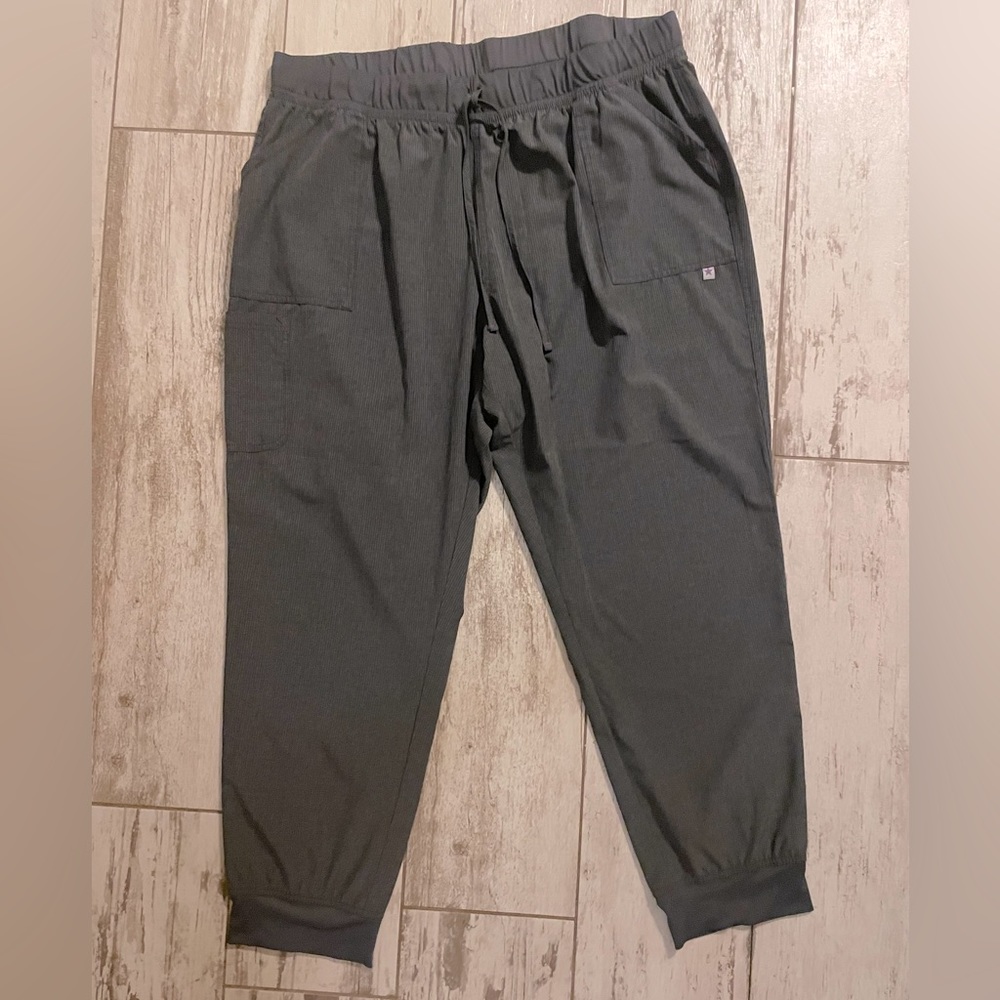Gray scrub bottoms. Excellent condition size 3 XL.